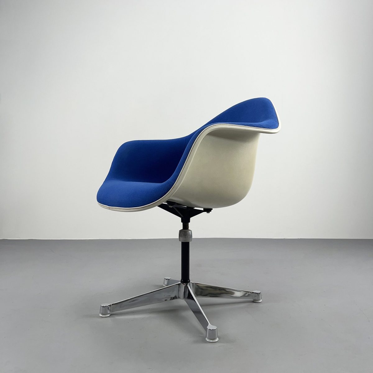 Eames Armchair PAC, blaues Polster, Contract Base | flex! mid-century ...