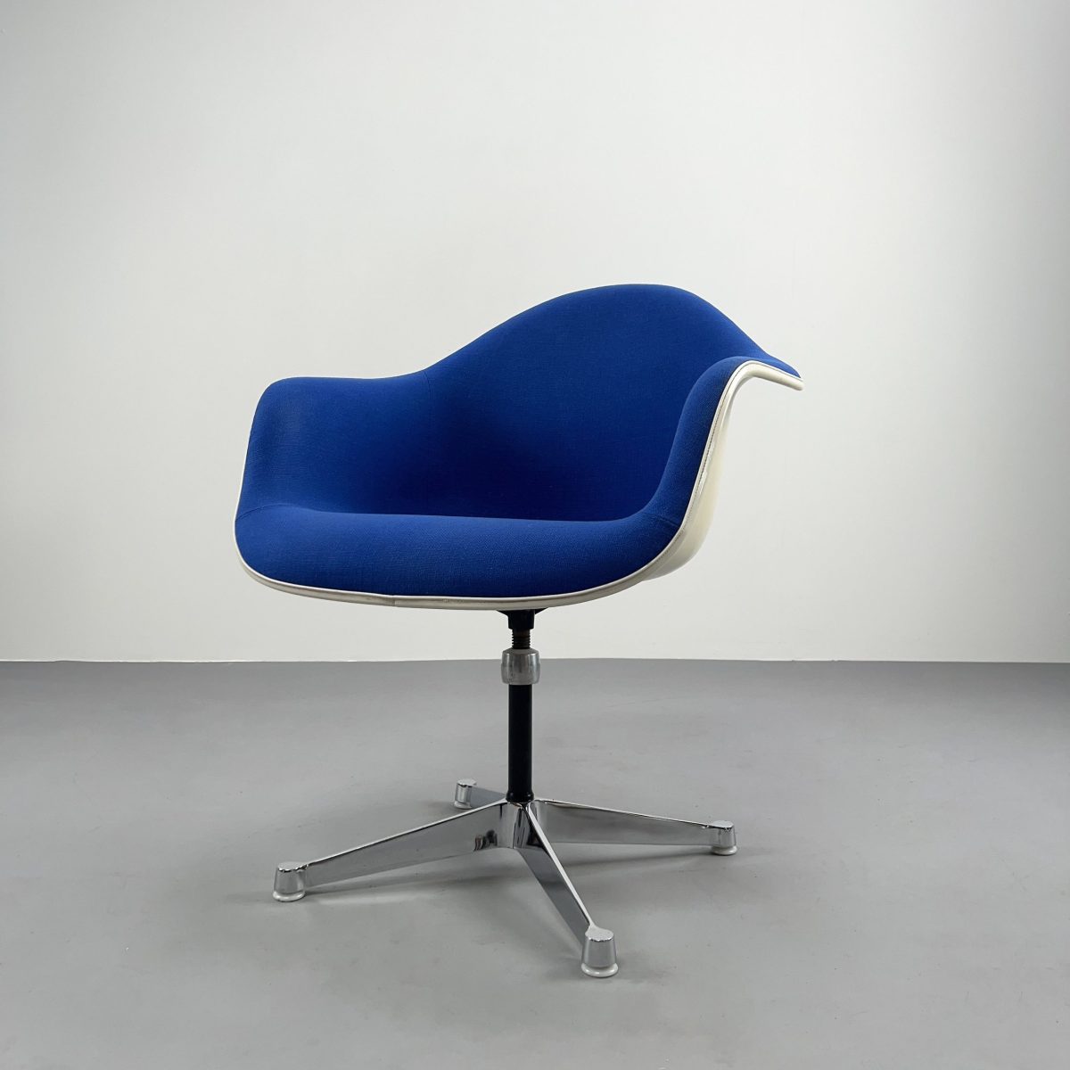 Eames Armchair PAC, blaues Polster, Contract Base | flex! mid-century ...