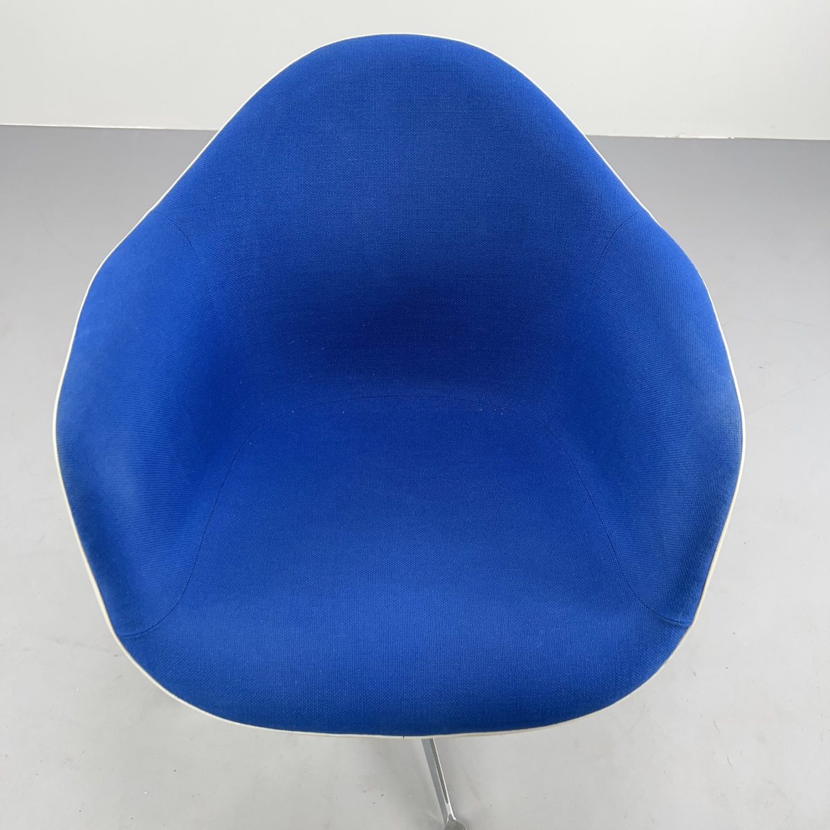 Eames Armchair PAC, blaues Polster, Contract Base | flex! mid-century ...
