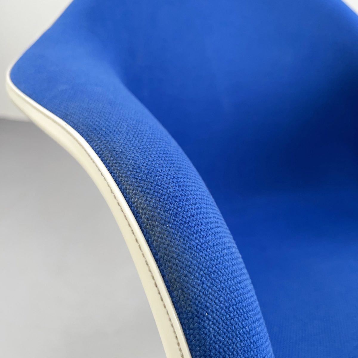 Eames Armchair PAC, blaues Polster, Contract Base | flex! mid-century ...
