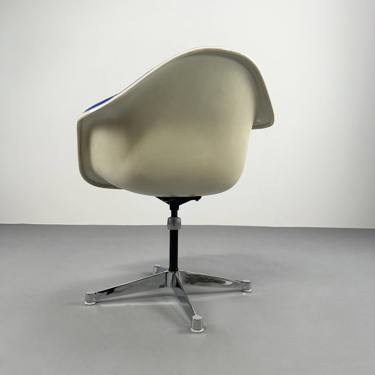 Eames Armchair PAC, blaues Polster, Contract Base | flex! mid-century ...