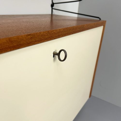 2_reihiges_nisse_string_regal_weißer_kasten_teak_10