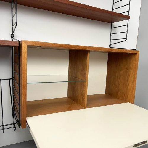 2_reihiges_nisse_string_regal_weißer_kasten_teak_3