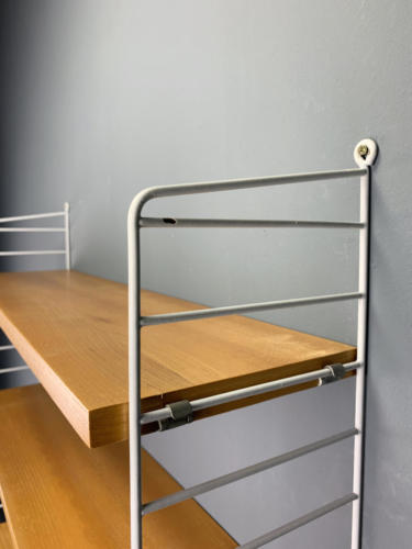 String-Regal grau