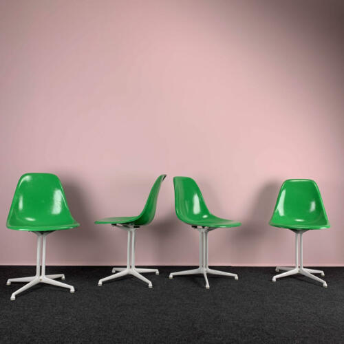 Grüne Eames Sidechairs