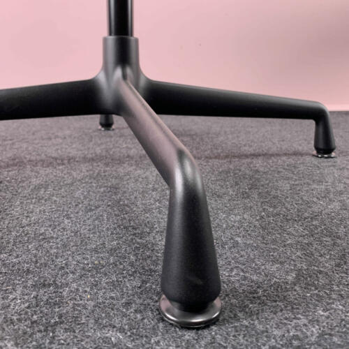 Eames EA 104