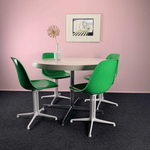 Grüne Eames Sidechairs