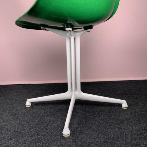 Grüne Eames Sidechairs