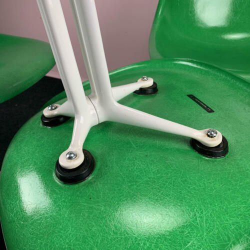 Grüne Eames Sidechairs