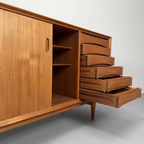 arne_vodder_os29_triennale_sibast_sideboard_teak_6
