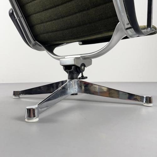 eames_alu_lounge_chair_ea124_grün_frühe_version_hocker_12